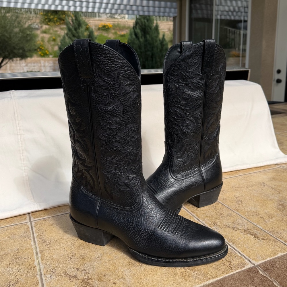 *SOLD* Ariat Men’s 10.5 Black Embroidered Western Cowboy Boots